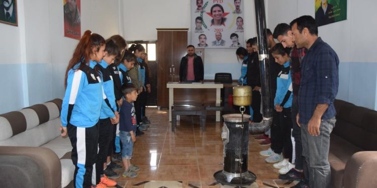 Ciwanên PYD’ê li Kobanê civînek li darxist