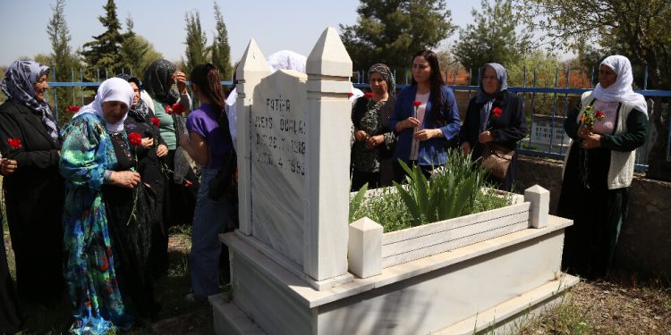 Dayika Uveyş li ser gora xwe hate bîranîn – Dayika Uveyş berxwedêr bû tu carî stûyê xwe xwar nekir