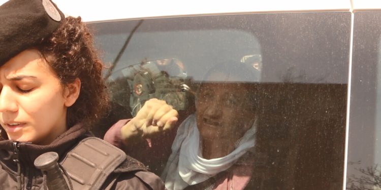 Polîsên faşîst du dayik bi awayekî hovane dîl girtin