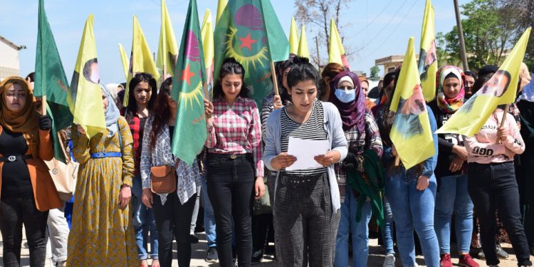 Gelê Tirbespiyê bi pêşengiya Yekitiya Jinên Ciwan îxaneta PDK’ê protesto kirin