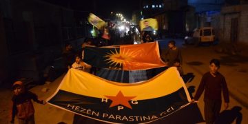 Tevgera Ciwanên Şoreşger li Kobanê li dijî êrişên dewleta Tirk meşiyan