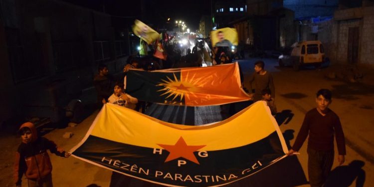 Tevgera Ciwanên Şoreşger li Kobanê li dijî êrişên dewleta Tirk meşiyan