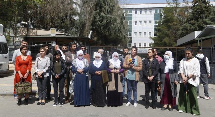 Dewleta faşîst girtiyan dukuje – Malbat li ser piya ne!