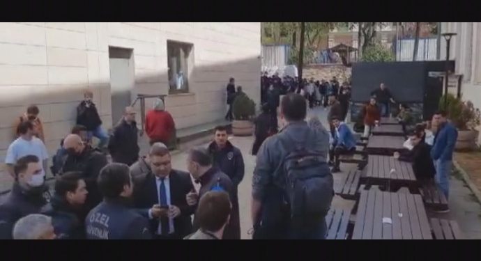 Komek faşîst a ji 20 kesan êrîşî xwendekaran kirin