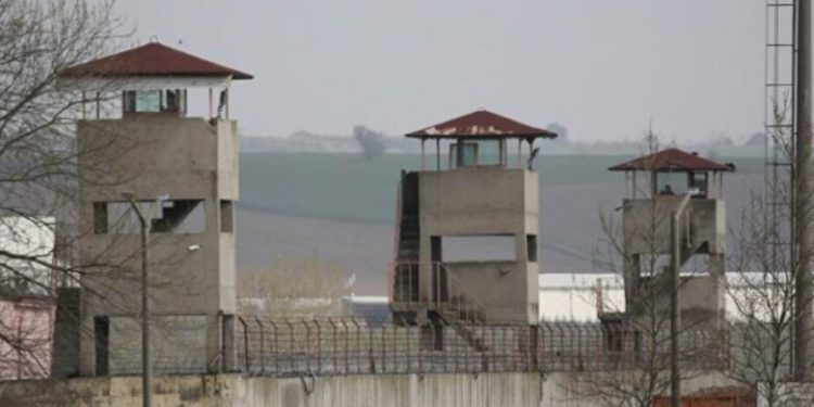 Jinên Girtî: Her ku em ji qawîşê derdikevin li ser bedena me jî lêgerînê dikin