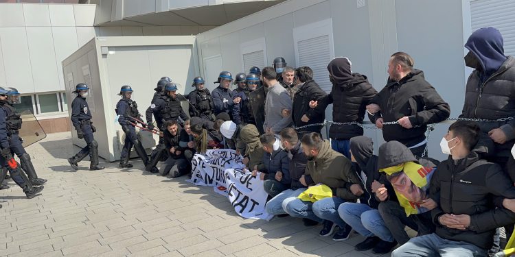 Polîs li her derê faşîst in – Polîsên Fransayê êrişê ciwanan kir!