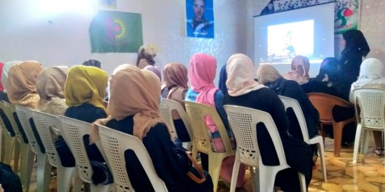 Yekîtiya Jinên Ciwan li Reqa ji bo 4’ê Nîsanê Sinevizyon pêşkêş kirin