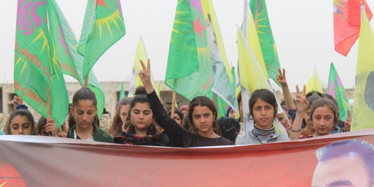 Ciwanên Efrînê li dijî tecrîdê daketin qadan