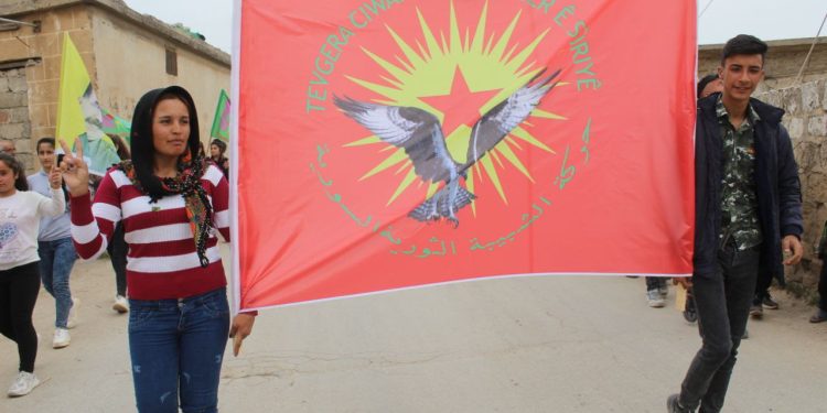 Ciwanên Efrînê li dijî tecrîdê daketin qadan