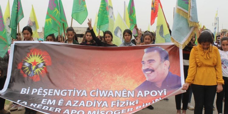Ciwanên Efrînê li dijî tecrîdê daketin qadan