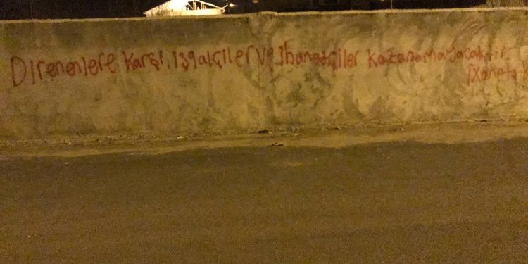 Ciwanên Welatparêz li dijî dagirkeriyê li Wanê nivîsîn – “Li Kurdistanê cihê dagirker û xiyanetkaran nîne”