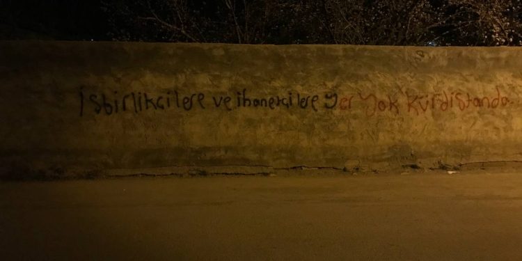 Ciwanên Welatparêz li dijî dagirkeriyê li Wanê nivîsîn – “Li Kurdistanê cihê dagirker û xiyanetkaran nîne”