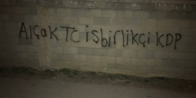 Ciwanên Welatparêz li dijî dagirkeriyê li Wanê nivîsîn – “Li Kurdistanê cihê dagirker û xiyanetkaran nîne”