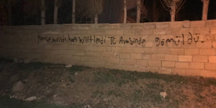 Ciwanên Welatparêz li dijî dagirkeriyê li Wanê nivîsîn – “Li Kurdistanê cihê dagirker û xiyanetkaran nîne”