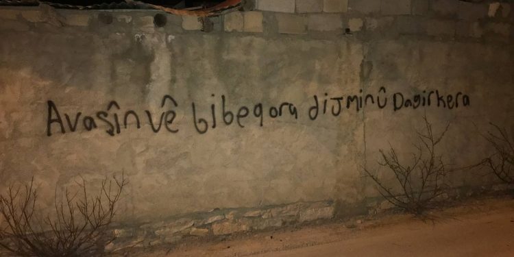 Ciwanên Welatparêz li dijî dagirkeriyê li Wanê nivîsîn – “Li Kurdistanê cihê dagirker û xiyanetkaran nîne”