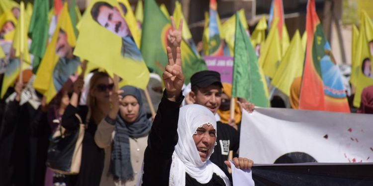 Gelê Til Koçerê ji bo azadiya Rêber Apo meşiyan