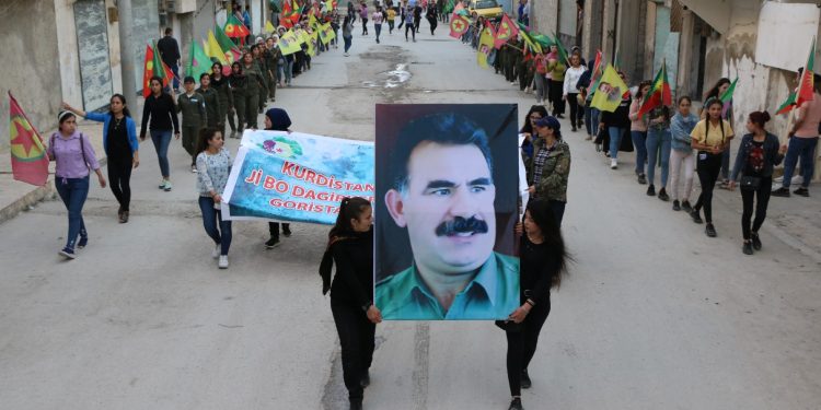 Li Helebê jinên ciwan li dijî êrîşên dagirkeriyê meşiyan