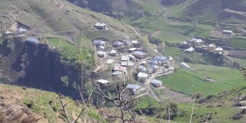 Gundê Şikeftan ê Şemzînanê 40 rojin di bin dorpêça leşkeran de ye