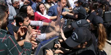 Polîsan êrîş kirin û endamên HDP’ê destgîr kirin