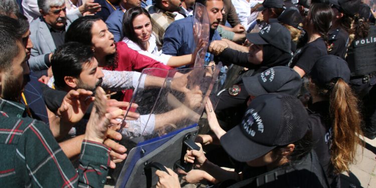 Polîsan êrîş kirin û endamên HDP’ê destgîr kirin