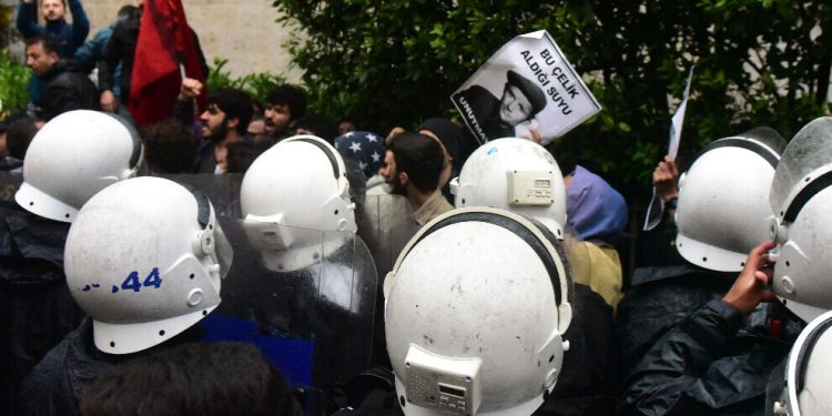 Polîsên faşîst êrîşê meresîma bibîranînê ya Şehîdên Gulanê kir