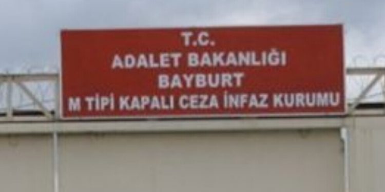 Binpêkirinên mafan ên li girtîgehan didomin: 10 girtiyên jin hatin şewitandin