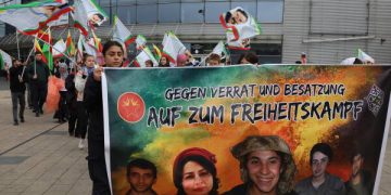 TCŞ û TekoJIN’ê bi dirûşmeya “Li dijî dagirkerî û xiyanetê, werin cenga azadiyê” li bajarê Dortmûndê starta Meşa Dirêj da