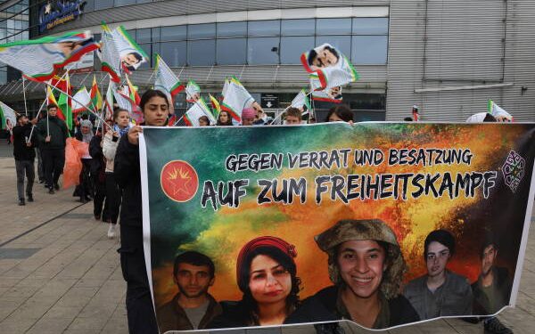 TCŞ û TekoJIN’ê bi dirûşmeya “Li dijî dagirkerî û xiyanetê, werin cenga azadiyê” li bajarê Dortmûndê starta Meşa Dirêj da