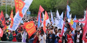 1’ê Gulanê li Amedê: Wê Kurd tu carî PDK’ê efû neke