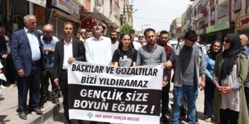 Ciwanên Dîlokê dîl girtina ciwanên Amedê protesto kirin: Ciwan li vir li berxwe didin