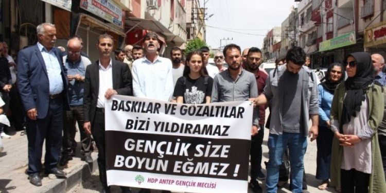 Ciwanên Dîlokê dîl girtina ciwanên Amedê protesto kirin: Ciwan li vir li berxwe didin