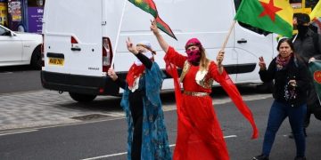 Meşa Dirêj a li dijî dagirkeriyê ya li Londonê roja xwe ya yekemîn li pey xwe hêşt