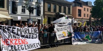 Ciwan bi dirûşmeya “Almanya fînanse dike, Tirkiyê bombe dike” li dijî faşîstan meşiyan