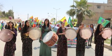 Di pêşengtiya jinên ciwan de li Hesekê meşeke girseyî hate li darxistin