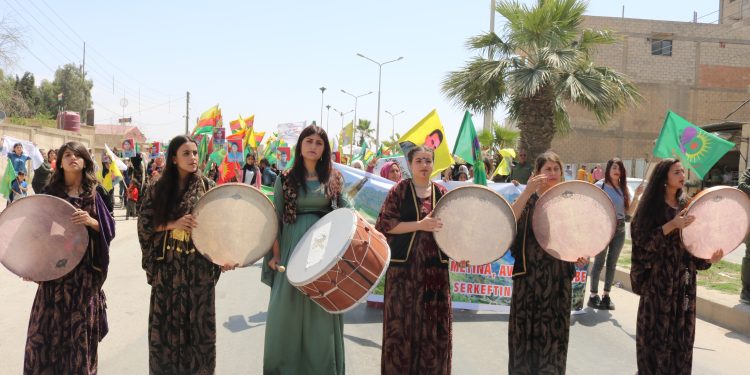 Di pêşengtiya jinên ciwan de li Hesekê meşeke girseyî hate li darxistin