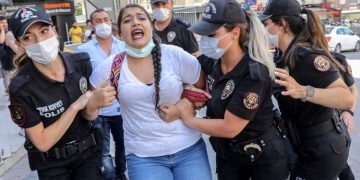 Li Dersimê, polîsan êriş birin ser xwendekarên Zanîngeha Mûnzûrê ku govend digerandin