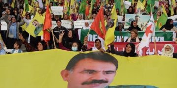 Parêzerên Rêber Apo ji ber qedexeya hevdîtinê serî li Dadgeha Destûra Bingehîn dan