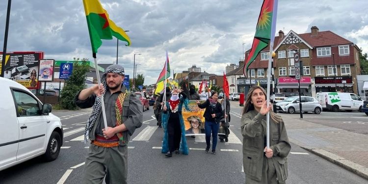 Ciwanên Îngilîztanê dest bi Meşa Dirêj a 3 rojan ya li dijî dagirkerî û xiyanetê kirin