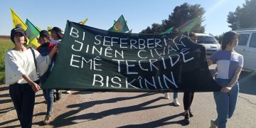 Jinên Ciwan Bi diruşma “Bi seferberiya jinên ciwan em ê tecrîdê bişkînin” meşiyan