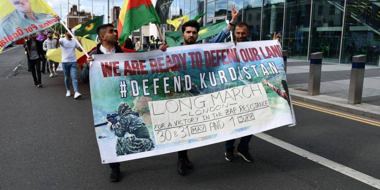 Ciwanên Kurd ên Londonê ji bo beşdarbûna Meşa Dirêj bang li ciwanan kirin