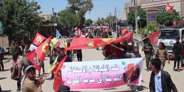 Ciwan û jinên ciwan ên Kobanê li dijî êrîşên dagirkeriyê meşiyan