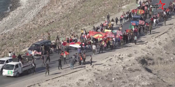 Ciwan û jinên ciwan ên herêma Firatê li Kobanê meşiyan