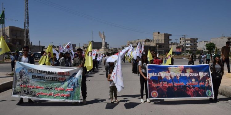 Li Kobanê ciwanên PYD’ê piştgiriya xwe ji berxwedana gerîla re nîşan da