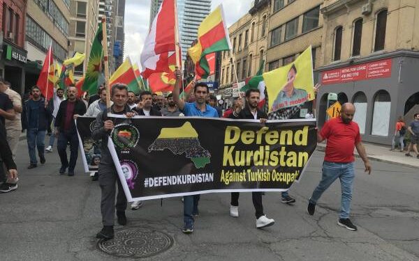Kurd li Torontoyê li dijî êrişên dagirkeriyê meşiyan