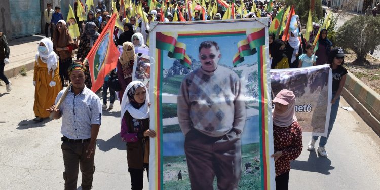 Şêniyên Çilaxa li dijî dagirkeriyê meşiyan