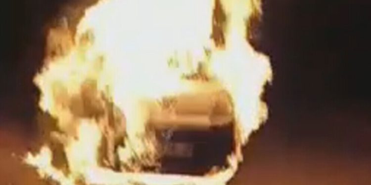 Milîsên HBDH’ê wesayîta sîxurekî şewitandin