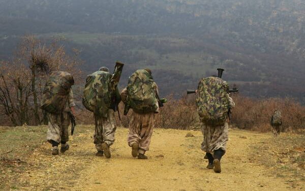 Rûyê wan li ken bû, dema ku diçûn jî dikeniyan