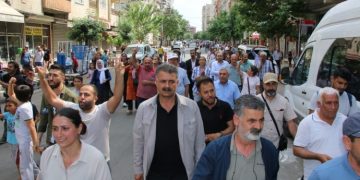 Polîsên faşîst li Amedê êrîşî girseya meşa Gemlîkê kirin – Her dever Îmralî ye