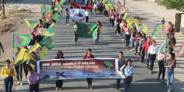 Yekîtiya Jinên Ciwan ên Efrînê li dijî dagirkeriyê meşiyan