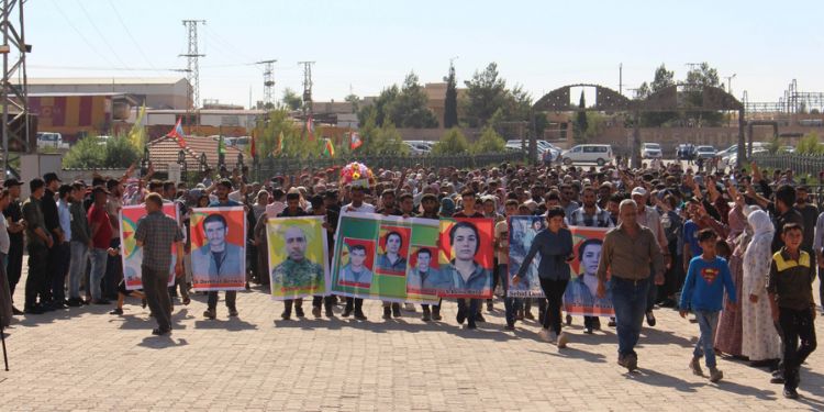 Kobaniyan şehîdên xwe bi merasîmekê oxir kirin